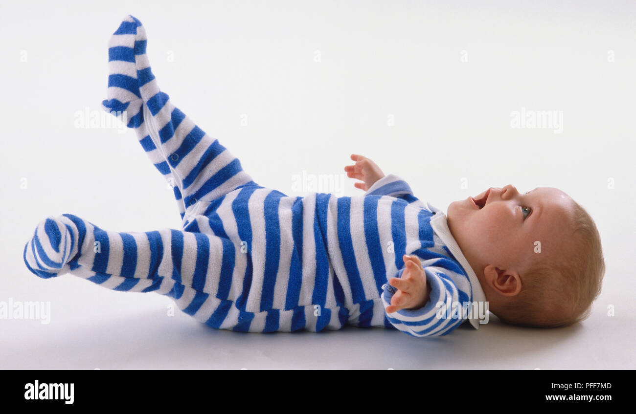 Bebe Portant Pyjama Raye Bleu Et Blanc Allonge Sur Le Dos Sur Le Plancher Les Jambes Soulevees Dans L Air Regardant Vers Le Haut En Souriant Photo Stock Alamy Bebe Portant Pyjama Raye Bleu Et Blanc Allonge Sur Le Dos Sur Le Plancher Les Jambes Soulevees Dans L Air Regardant Vers Le Haut En Souriant Photo Stock Alamy