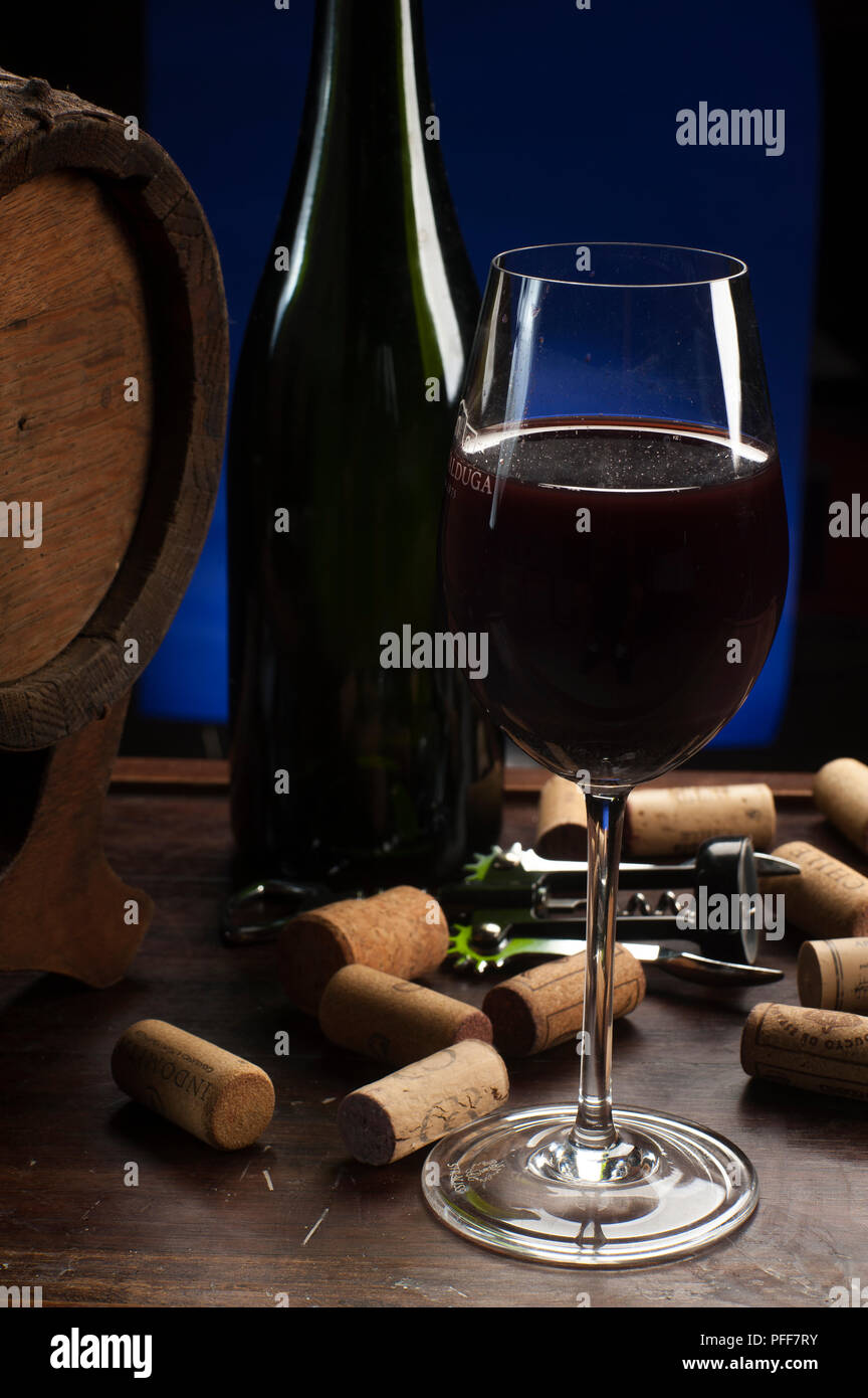 Verre de vin sur la table, concept photo avec Canon et bouchons Banque D'Images