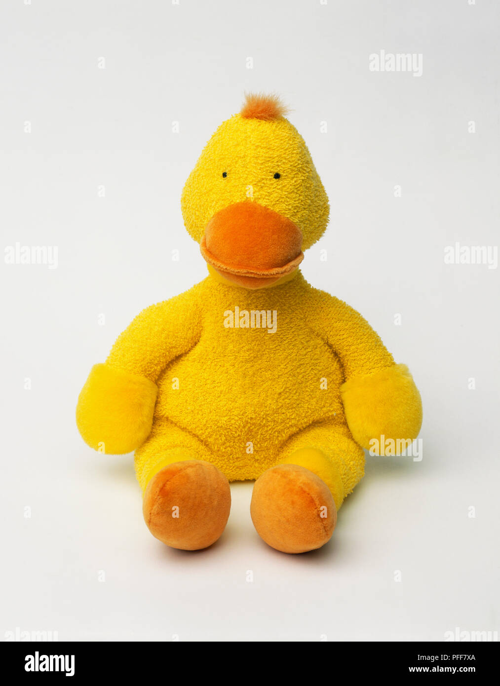 Peluche poupée jaune canard gras avec bec, front view Banque D'Images