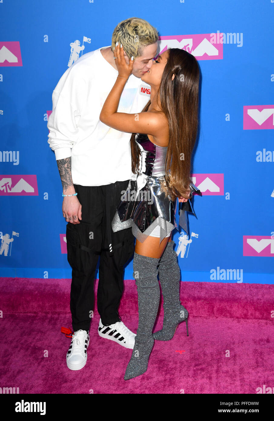 Ariana Grande et Pete Davidson participant à la 2018 MTV Video Music Awards qui a eu lieu au Radio City Music Hall à Los Angeles, USA. Photo date : lundi 20 août 2018. Voir Histoire PA D'ATTÉNUATION SHOWBIZ. Crédit photo doit se lire : PA/PA Wire Banque D'Images