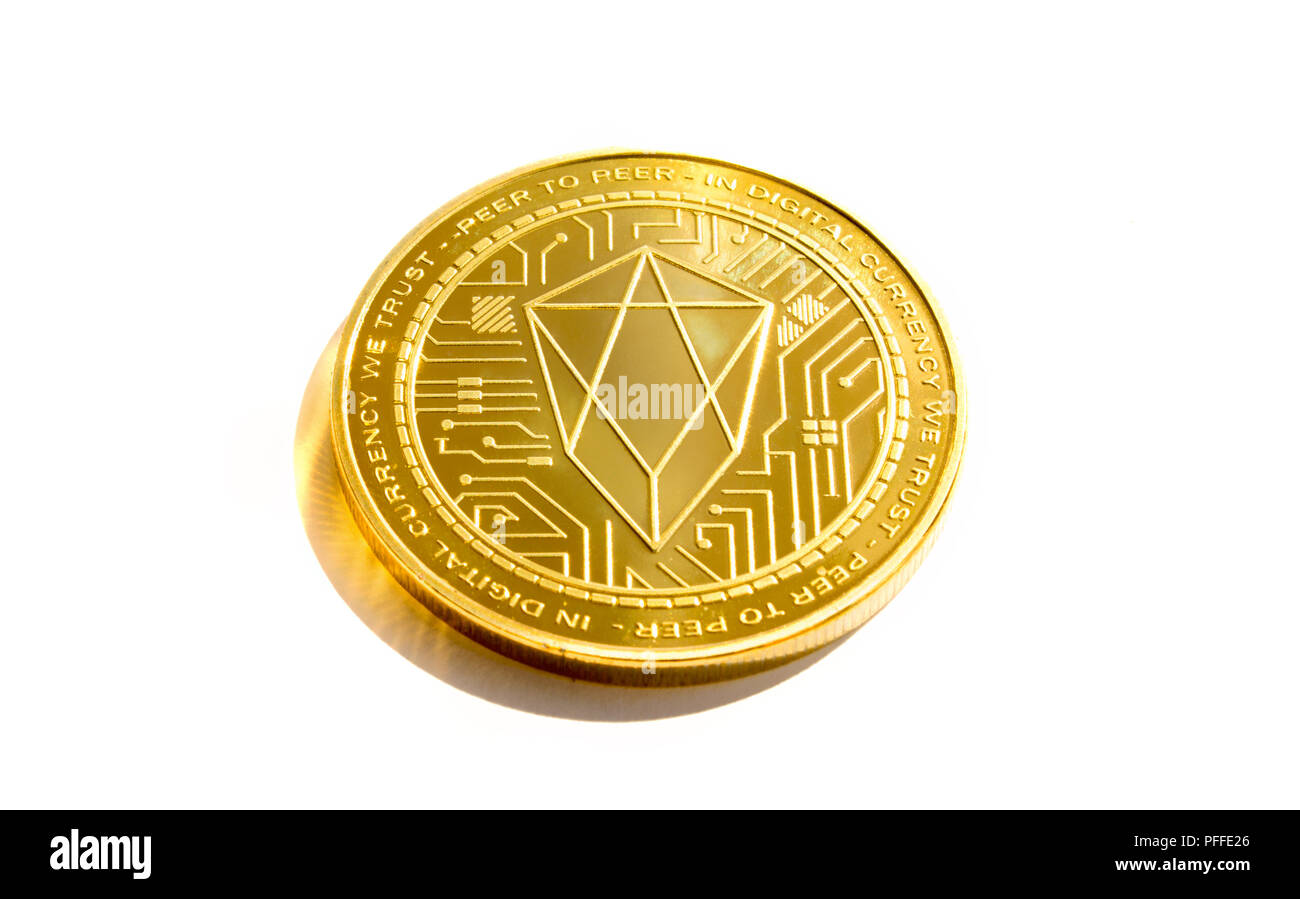 Sur un fond blanc est isolé d'une pièce d'or devise crypto numérique - eos avec de l'espace libre pour le texte. Le verso de la pièce d'or eos. Banque D'Images