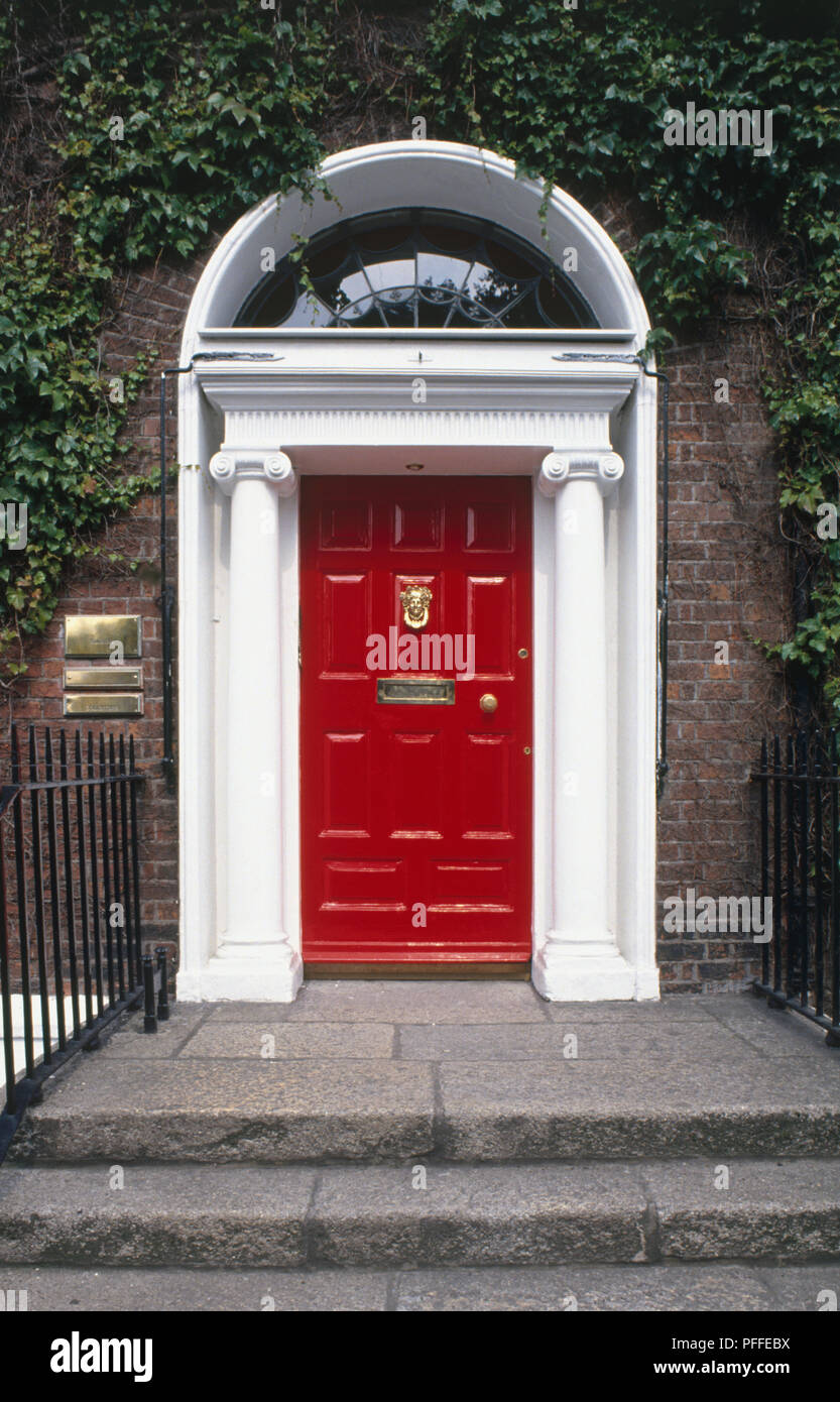 L'Irlande, Dublin, Fitzwilliam Square, géorgienne porte entouré de lierre, close-up Banque D'Images