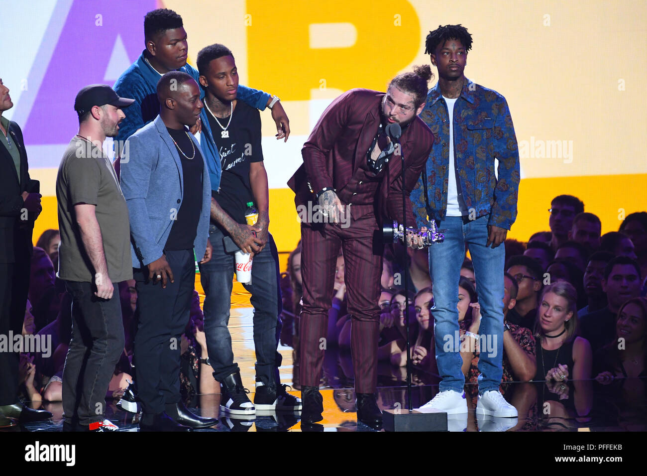 Publiez Malone reçoit le prix pour la chanson de l'année sur la scène du MTV Video Music Awards 2018 qui a eu lieu au Radio City Music Hall à Los Angeles, USA. Photo date : lundi 20 août 2018. Voir Histoire PA D'ATTÉNUATION SHOWBIZ. Crédit photo doit se lire : PA/PA Wire sur scène à la 2018 MTV Video Music Awards qui a eu lieu au Forum de Los Angeles, USA. Photo date : lundi 20 août 2018. Voir Histoire PA D'ATTÉNUATION SHOWBIZ. Crédit photo doit se lire : PA/PA Wire Banque D'Images