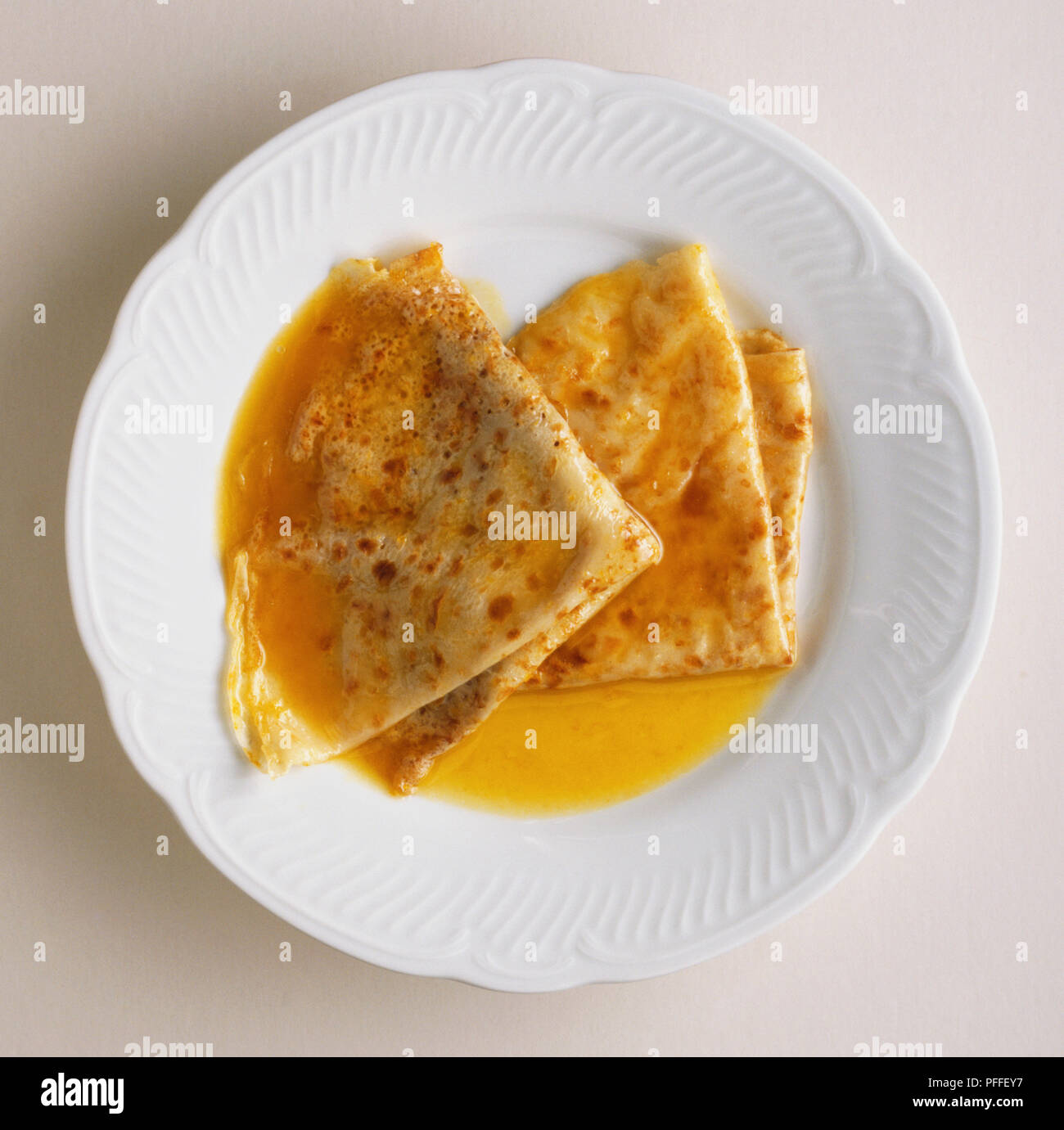 Crêpes suzette crêpes français léger traditionnel, dans une sauce à l'orange sur la plaque. Banque D'Images