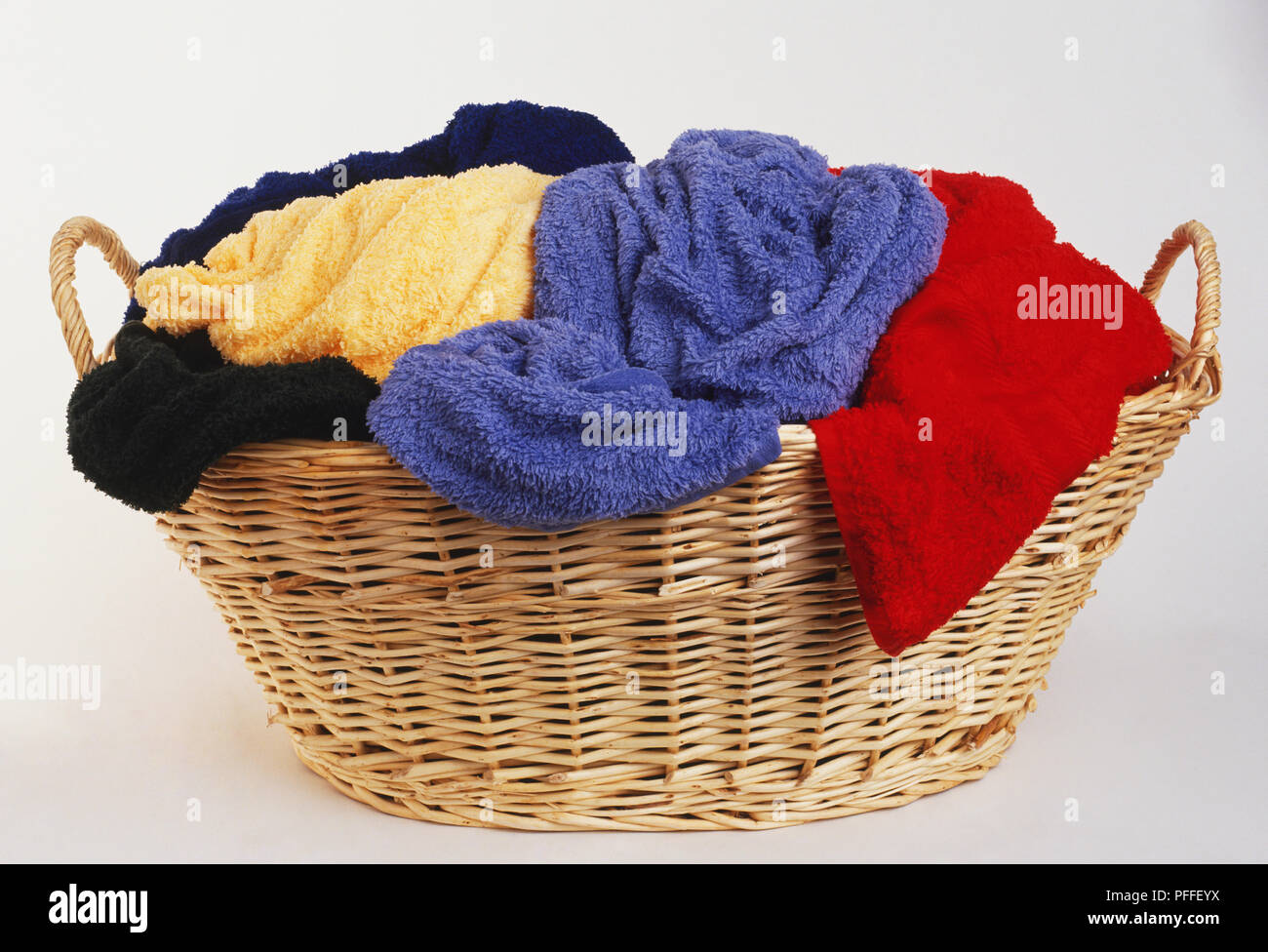 Un panier en osier contenant des serviettes humides jusqu'chiffonné. Banque D'Images