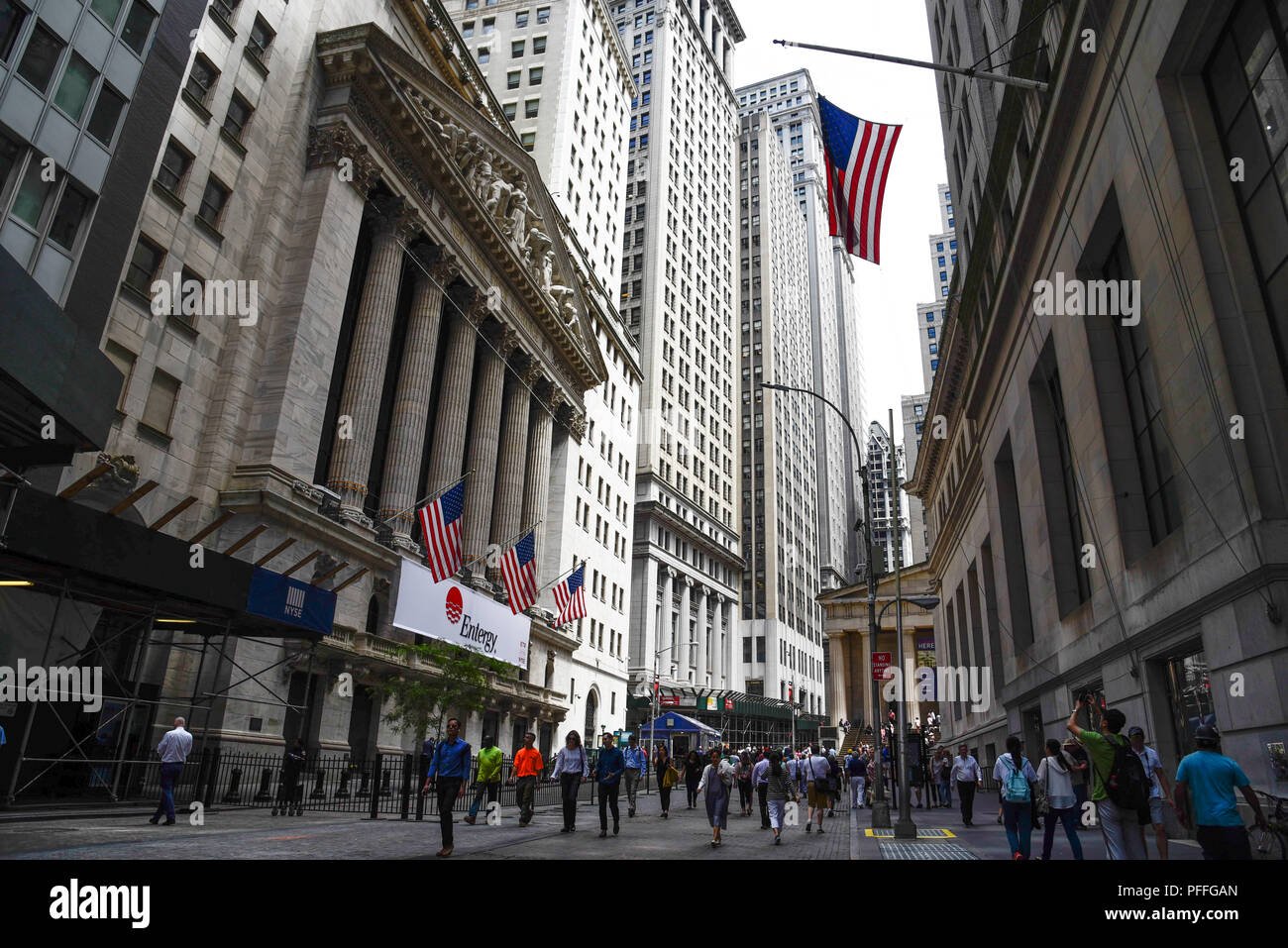 La ville de New York, USA - 20 juin 2018 : Nouveau stock Stock Exchange building et drapeau américain à partir de la rue large Banque D'Images