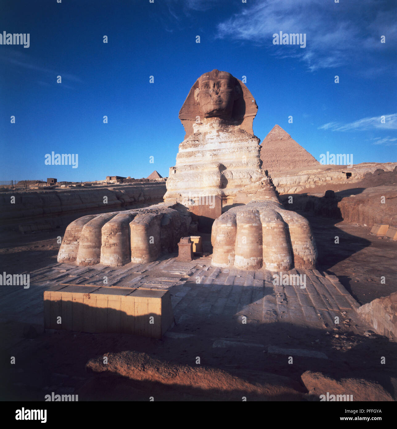 L'Egypte, Gizeh, vue avant du Sphinx avec la grande pyramide de Khéops en arrière-plan Banque D'Images