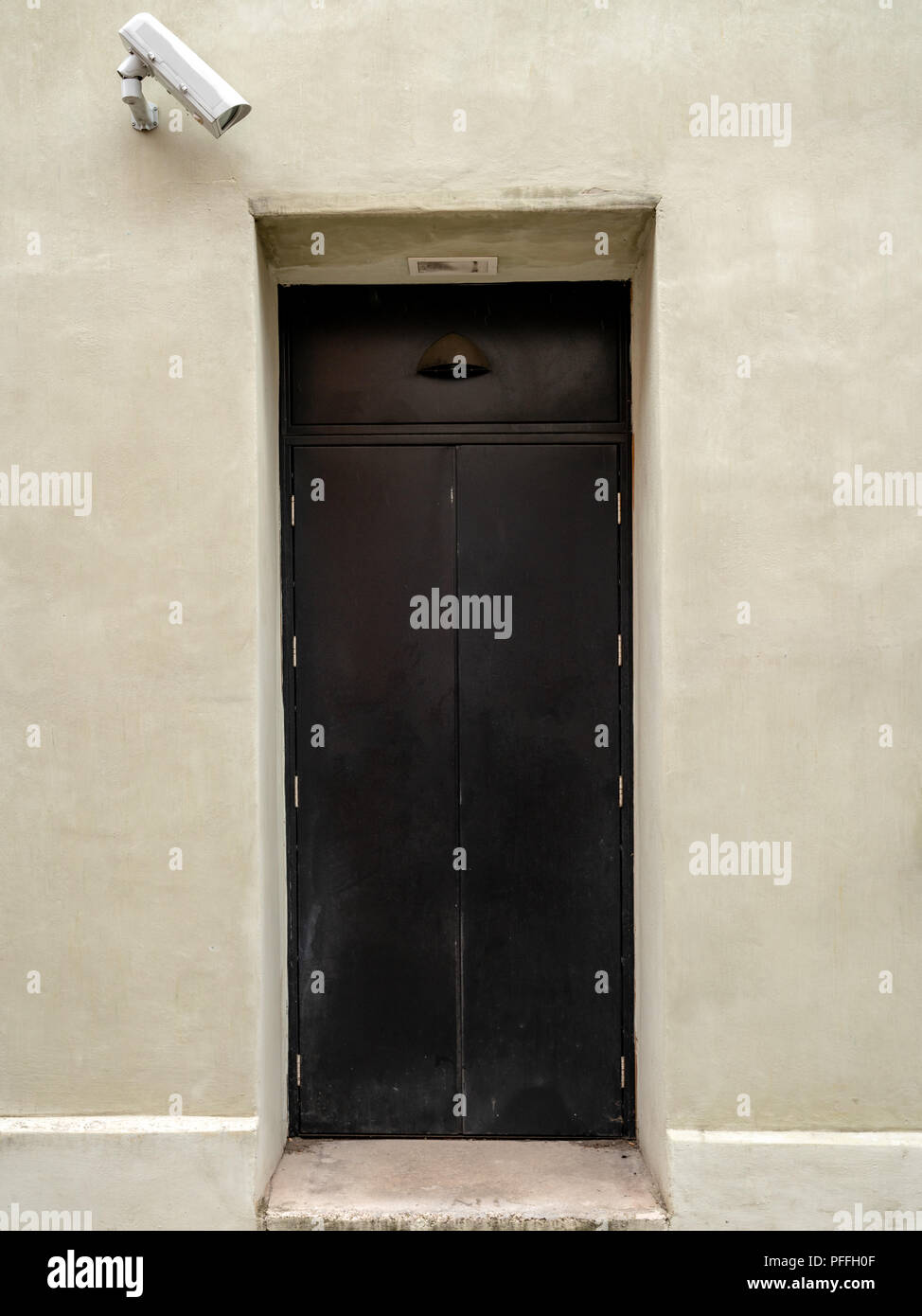 Une porte avec une caméra de sécurité, vu à Shrewsbury, Shropshire, England, UK Banque D'Images