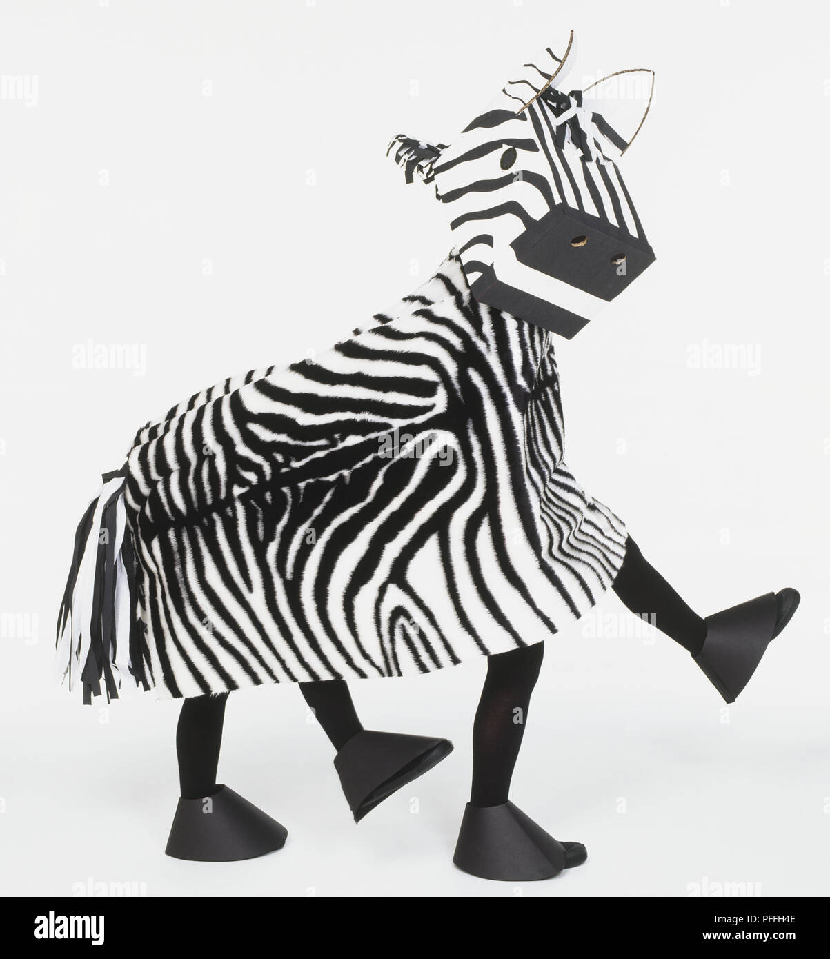Deux enfants marcher dans zebra costume, side view Banque D'Images
