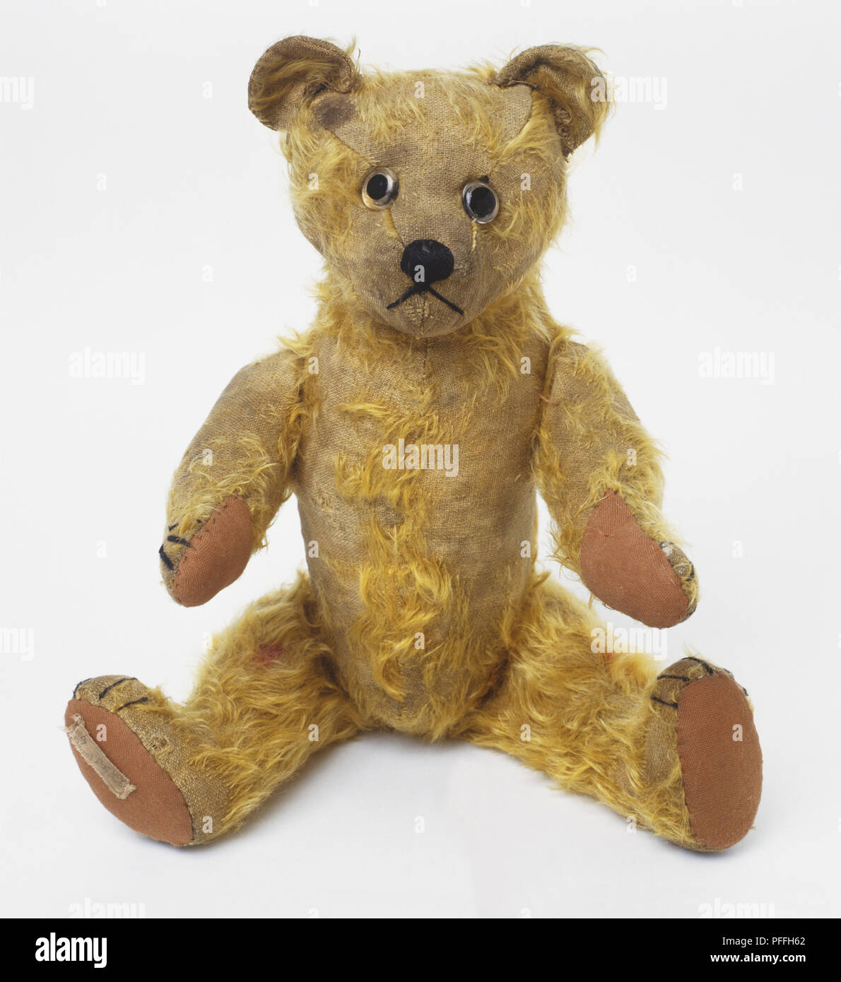 Dean's : 1 920 à 1950 : Usure des années 1920 mohair ours en peluche avec  la quasi-totalité de sa fourrure arrachée, front view Photo Stock - Alamy