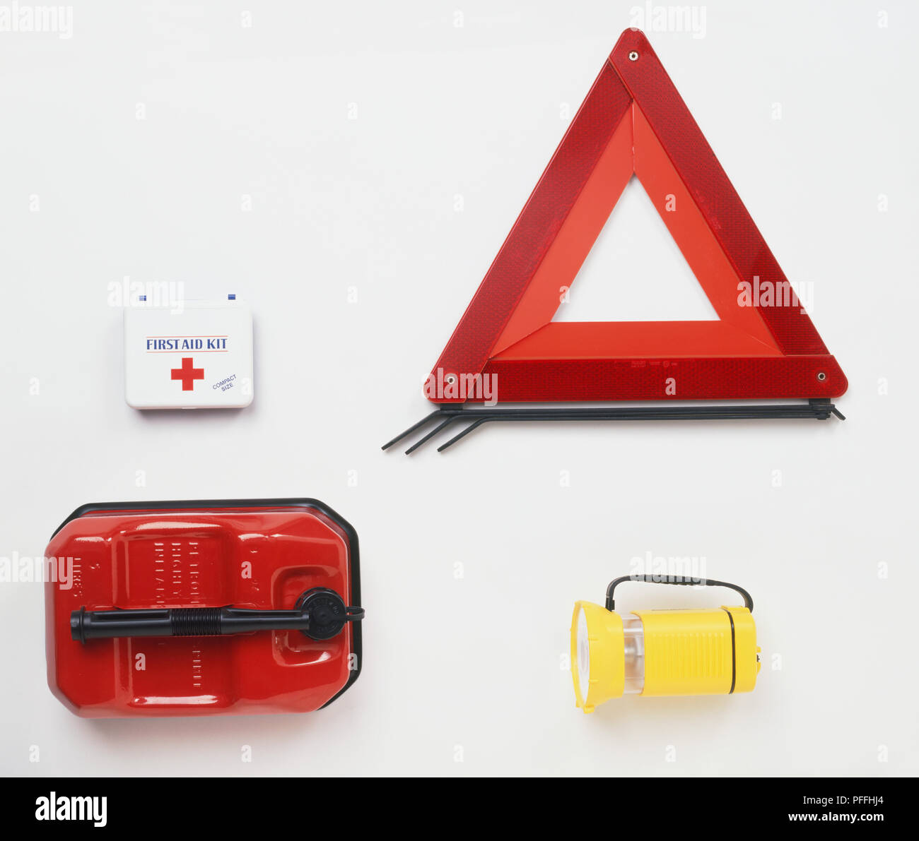 Triangle d'avertissement, chalumeau, bouteille en plastique, trousse de premiers soins. Banque D'Images