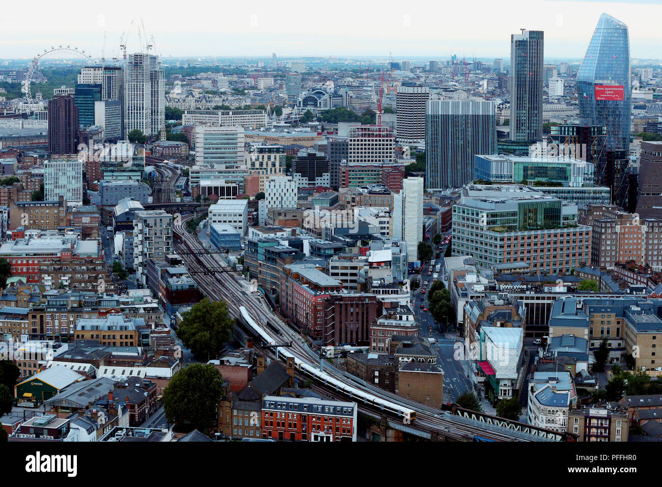 Une vue sur le nord de Lambeth et de Southwark avec le London Eye à gauche et la Tour de la Banque du Sud et d'un droit à Blackfriars, vu depuis le toit du Guy's Hospital, Londres. Banque D'Images