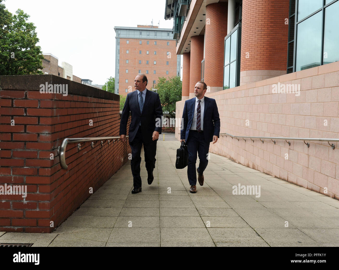 Sir Norman Bettison (gauche) arrive à Preston le Tribunal de la Couronne, lorsqu'une demande d'arrêter les poursuites engagées contre l'ancien West Yorkshire et du chef de la police de Merseyside pour inconduite à la suite de la catastrophe est due à Hillsborough se faire entendre. Banque D'Images