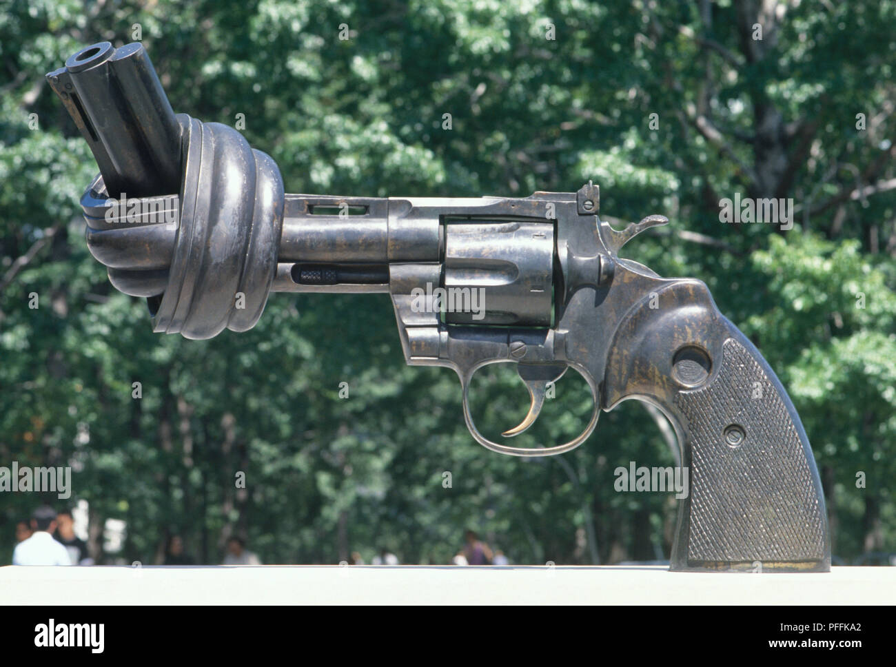 USA, New York, Manhattan, siège de l'Organisation des Nations Unies, "non-violence", sculpture en bronze de revolver à canon attaché dans un noeud, par Carl Fredrik Reutersward Banque D'Images USA, New York, Manhattan, siège de l'Organisation des Nations Unies, "non-violence", sculpture en bronze de revolver à canon attaché dans un noeud, par Carl Fredrik Reutersward Banque D'Images