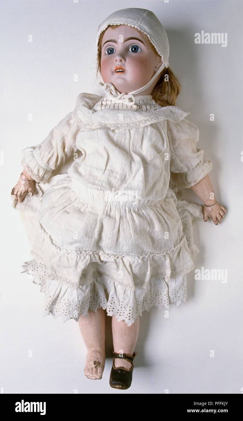 Poupée ancienne wearing white dress Photo Stock - Alamy