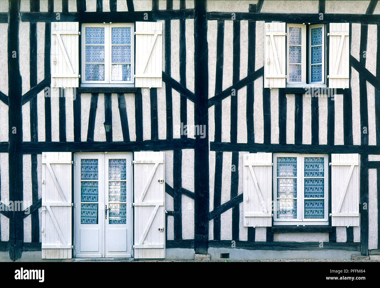 France, vallée de la Loire, Sologne, façade de maison à pans de bois aux volets blancs, close-up Banque D'Images