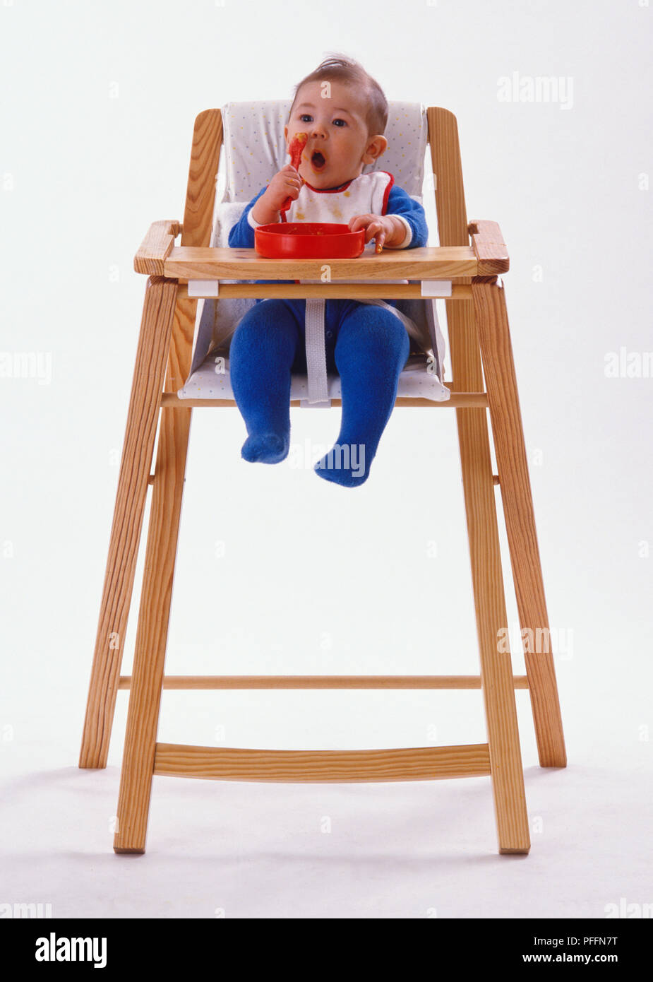 Pyjama Bebe Bleu Et Blanc Portant Des Bib Assis Dans Une Chaise Haute Rouge Bol De Nourriture Aliments Pour Bebe Doux Benecol Dans Sa Bouche De L Alimentation Sur Son Dossard Bouche Ouverte Pyjama Bebe Bleu Et Blanc Portant Des Bib Assis Dans Une Chaise Haute Rouge Bol De Nourriture Aliments Pour Bebe Doux Benecol Dans Sa Bouche De L Alimentation Sur Son Dossard Bouche Ouverte