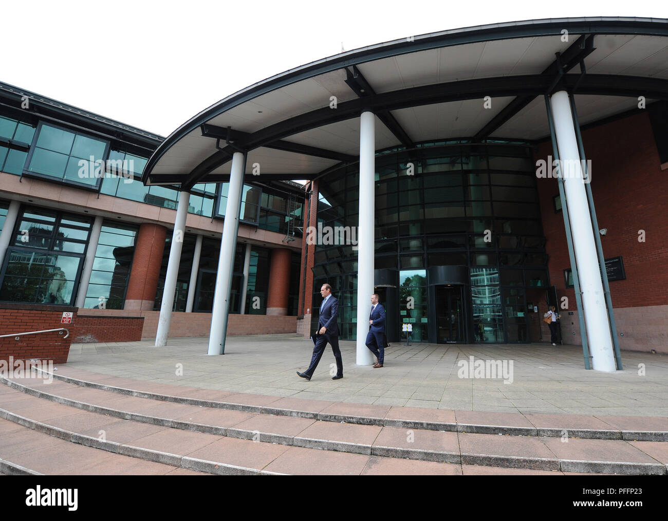 Ancien chef de la police Sir Norman Bettison (à gauche) laisse Preston Crown Court, où les accusations portées contre lui à la suite du désastre de Hillsborough ont été abandonnées. Banque D'Images