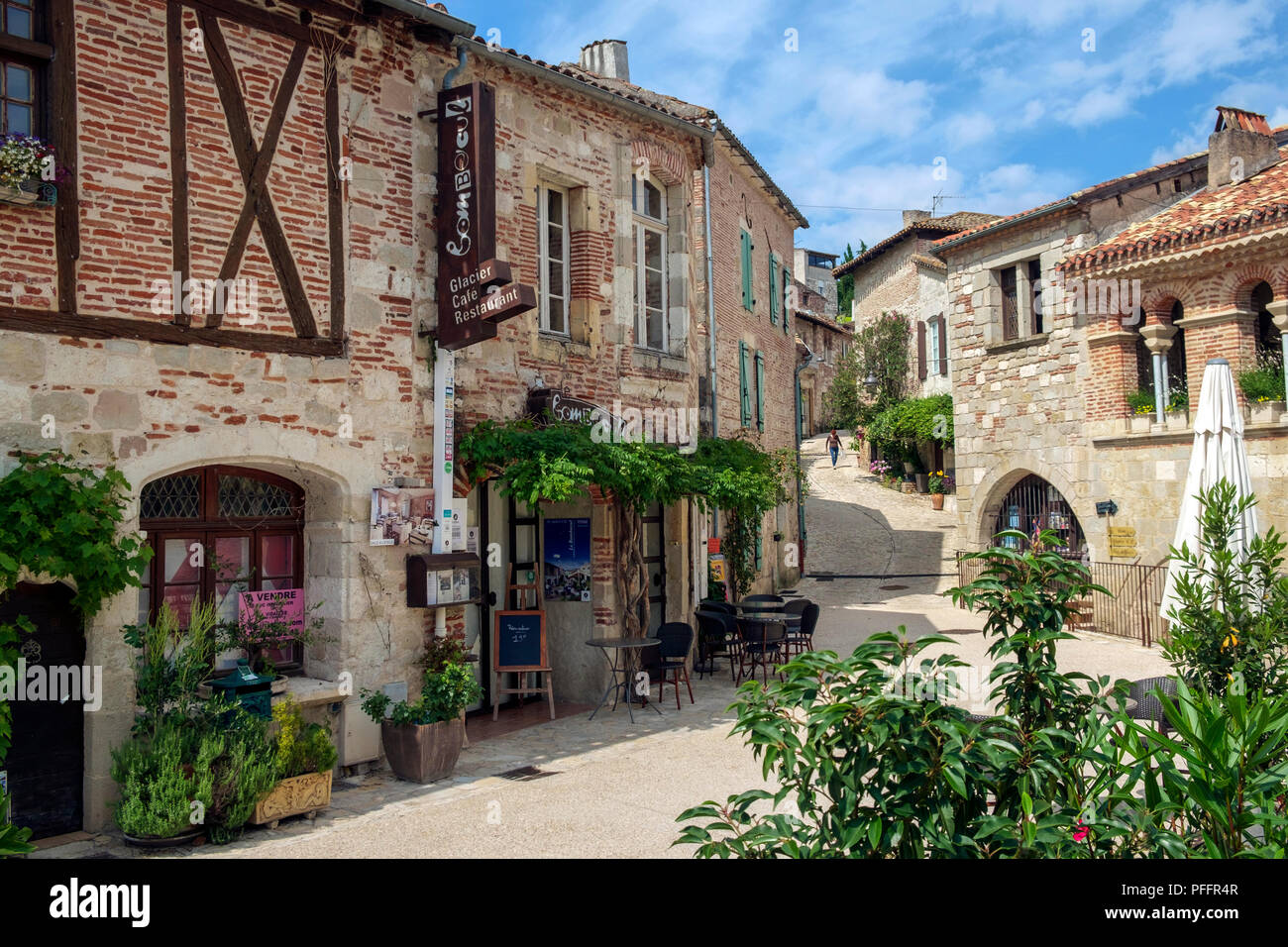 Penne d'Agenais, France - 14 juin 2018 : Au début de l'été soleil les rues pittoresques de travel destination Penne d'Agenais sont presque vides, Lot et Garonne, France Banque D'Images