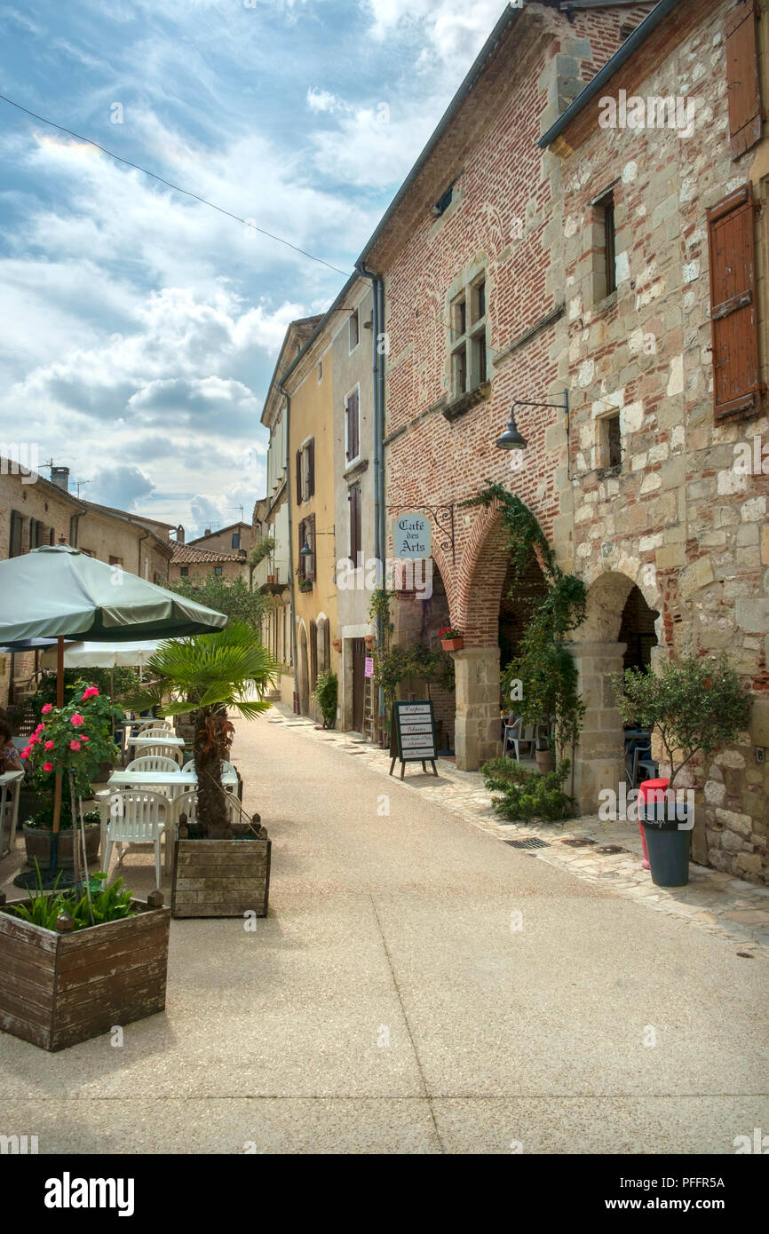 Penne d'Agenais, France - 14 juin 2018 : architecture pittoresque le long des rues de la destination touristique Penne d'Agenais, Lot et Garonne, France Banque D'Images