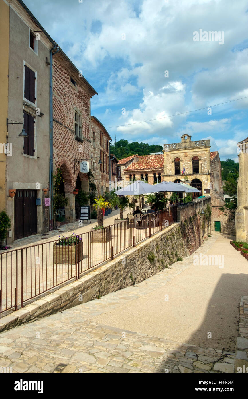 Penne d'Agenais, France - 14 juin 2018: Quelques clients s'assoient à l'ombre du café des Arts dans la destination de voyage Penne d'Agenais, Lot et Garonne, France Banque D'Images