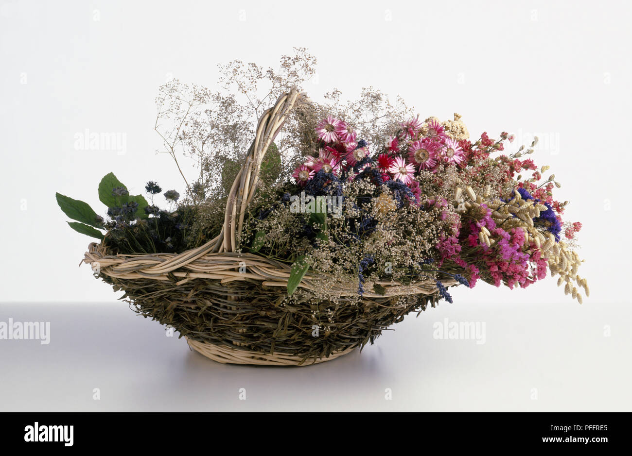 Panier Tressé Contenant Des Bouquets De Fleurs Séchées