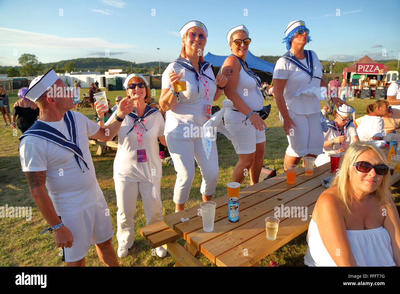 Fans sont habillés pour l'occasion au retour rapide du Sud 2018 Festival à Henley-on-Thames, Royaume-Uni Banque D'Images