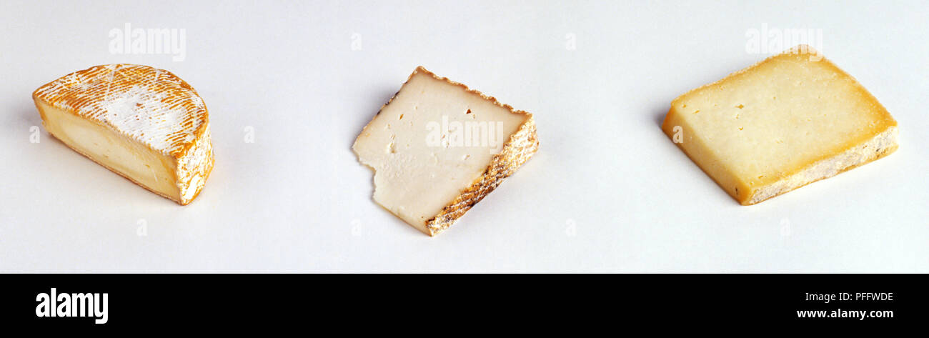 Trois parties distinctes de différents types de fromages à pâte molle. Banque D'Images