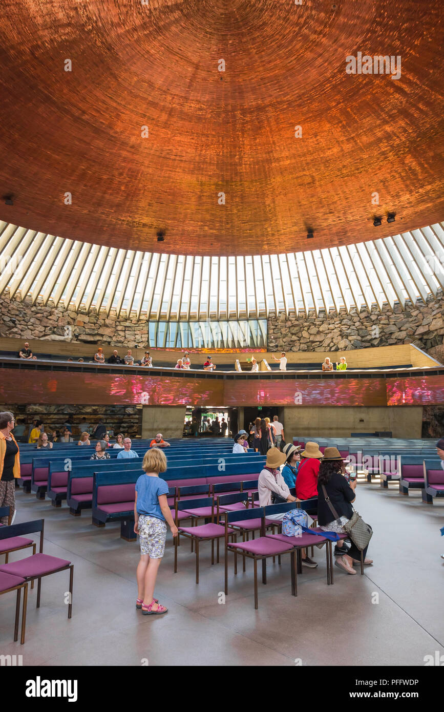 L'église Temppeliaukio, Temppeliaukion Kirkko vue à l'intérieur de l'église de Roche 'ou', dans le centre d'Helsinki montrant ses énormes 24m de diamètre, toiture en cuivre, Finlande Banque D'Images