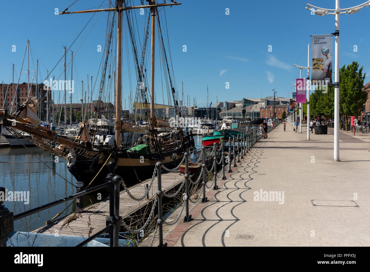 Image de Kingston Upon Hull UK City of Culture 2017. Illustré autour d'Humber et Marina sont les drapeaux des différentes nations et baots amarré. Banque D'Images