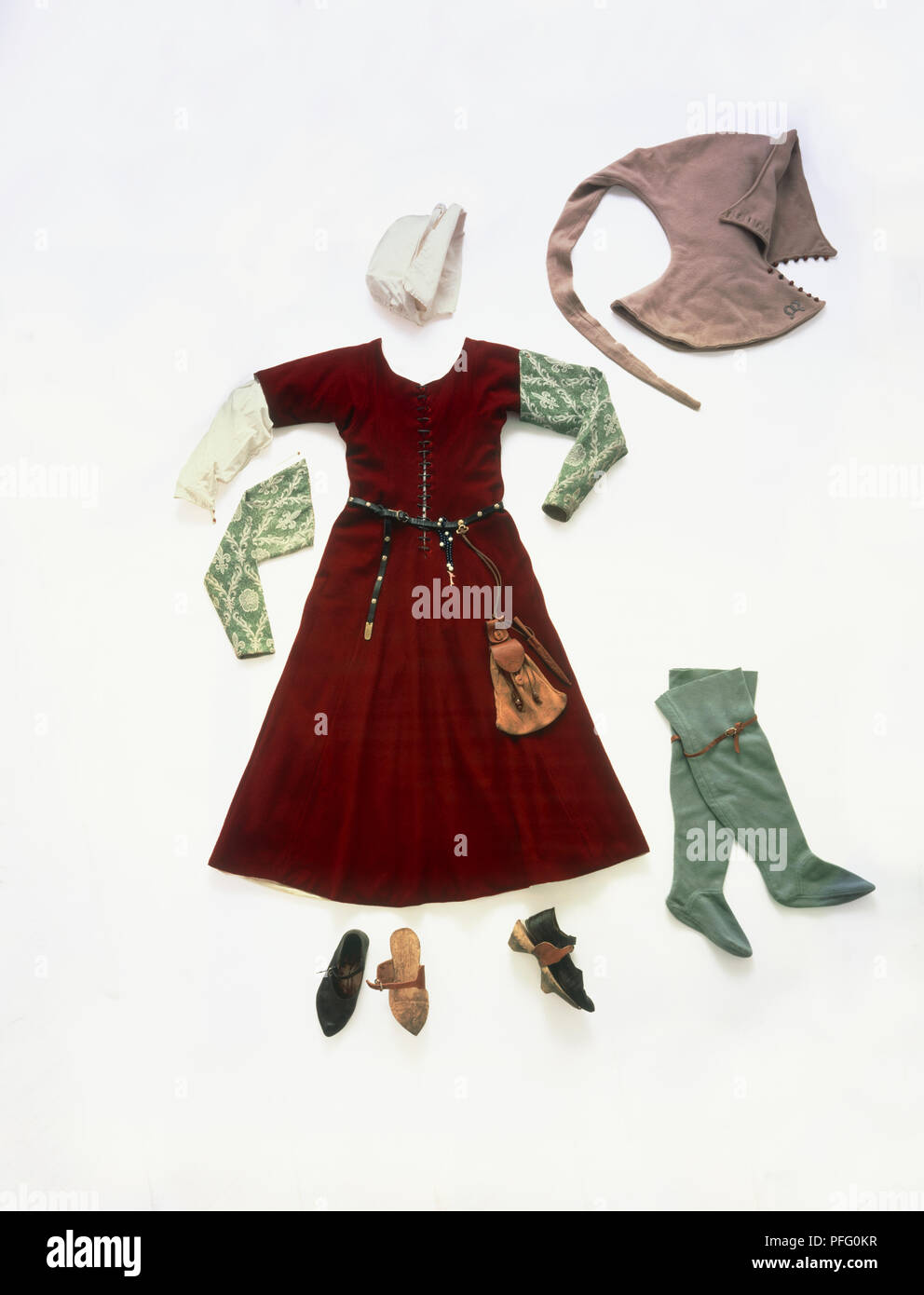 15e siècle Robe de femme de la classe moyenne, guimpe, chaussures en cuir, blanc bonnet, manchon, et leggings Banque D'Images