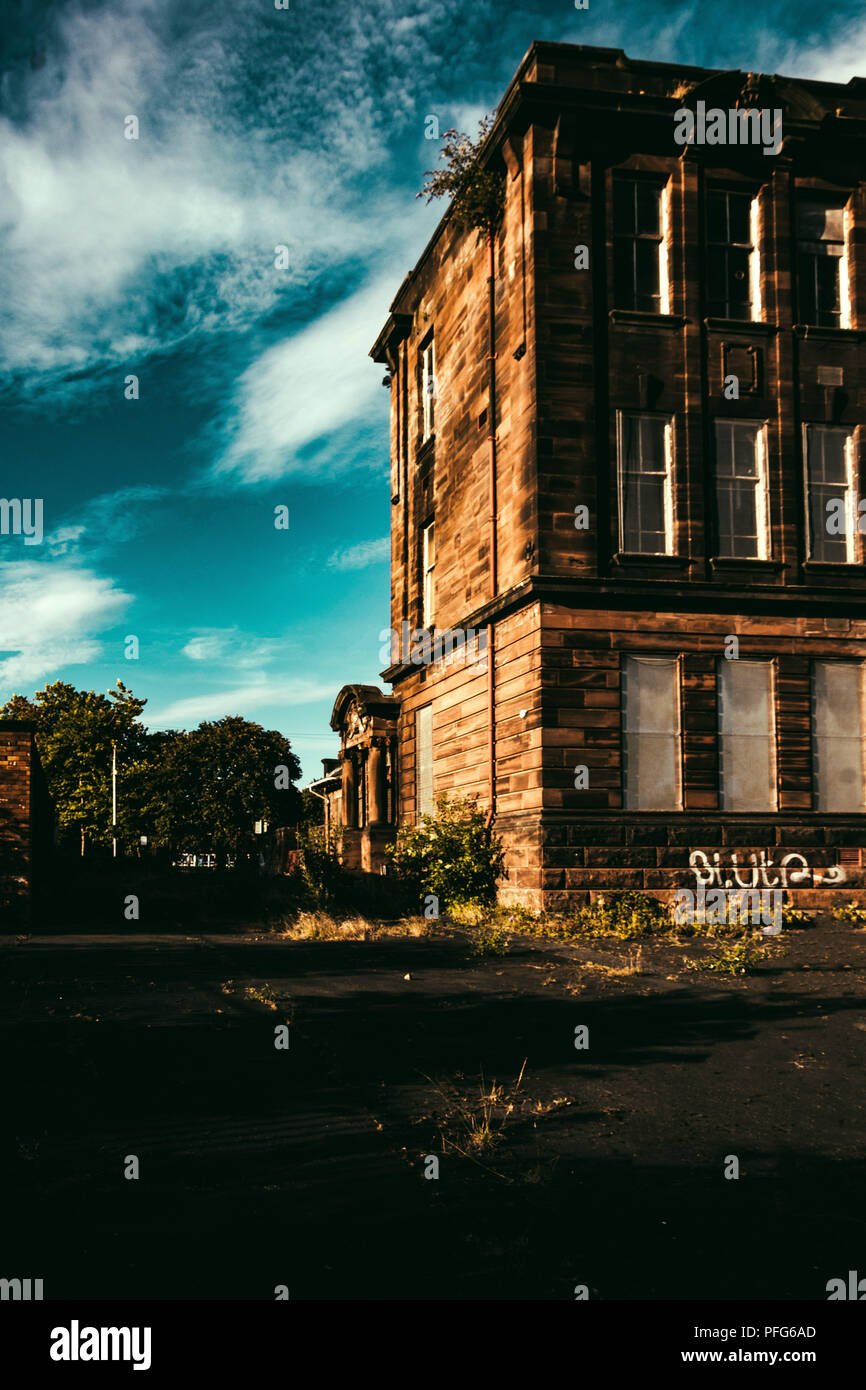L'école primaire Sir John Maxwell contre Ciel bleu avec des graffitis, Glasgow, Ecosse Banque D'Images