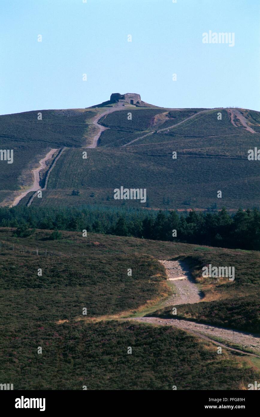La Grande-Bretagne, l'Offa's Dyke, sentier qui suit la frontière entre l'Angleterre et au Pays de Galles, avec vieille ruine sur une colline Banque D'Images