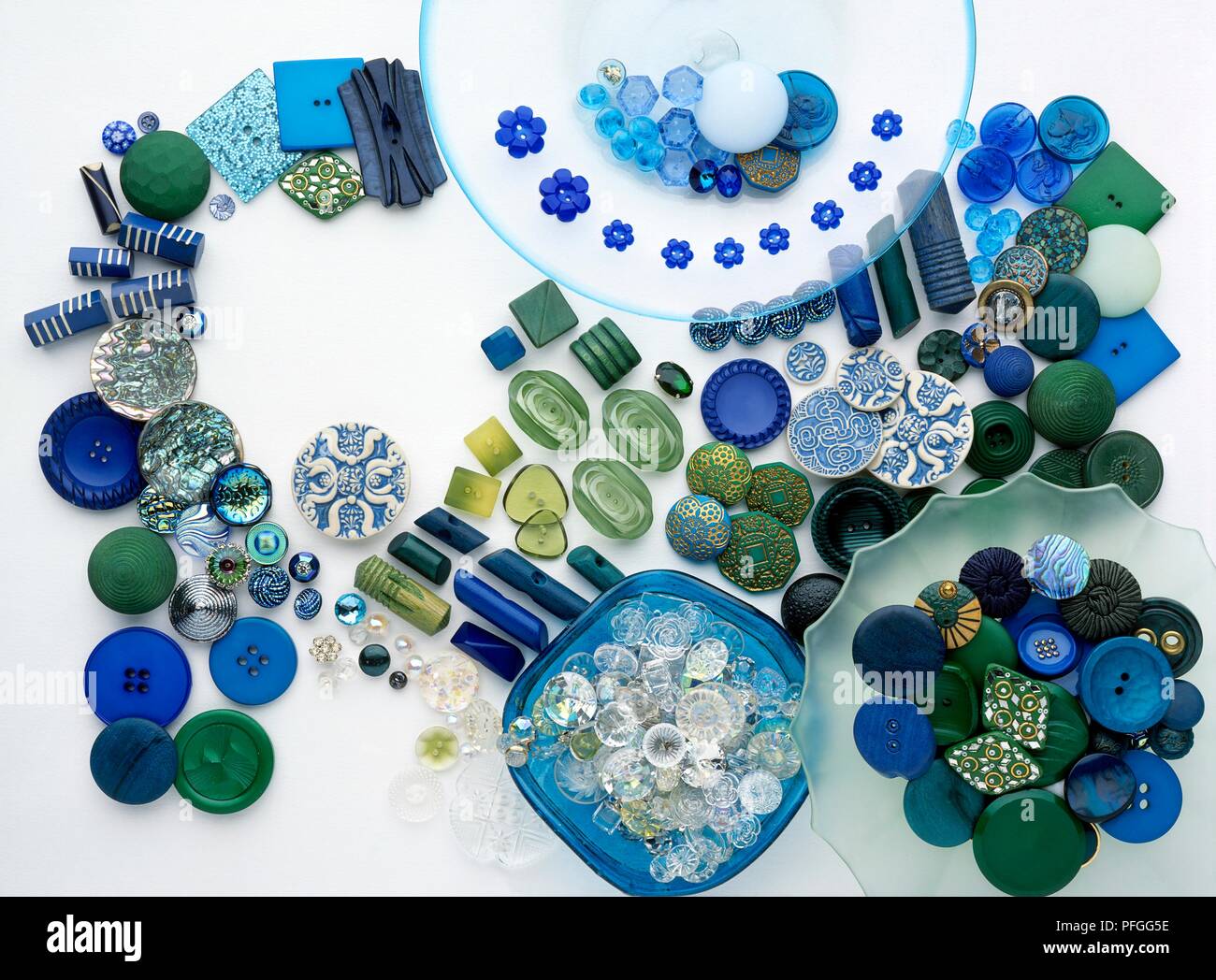 Boutons bleu et vert de diverses formes et tailles Banque D'Images