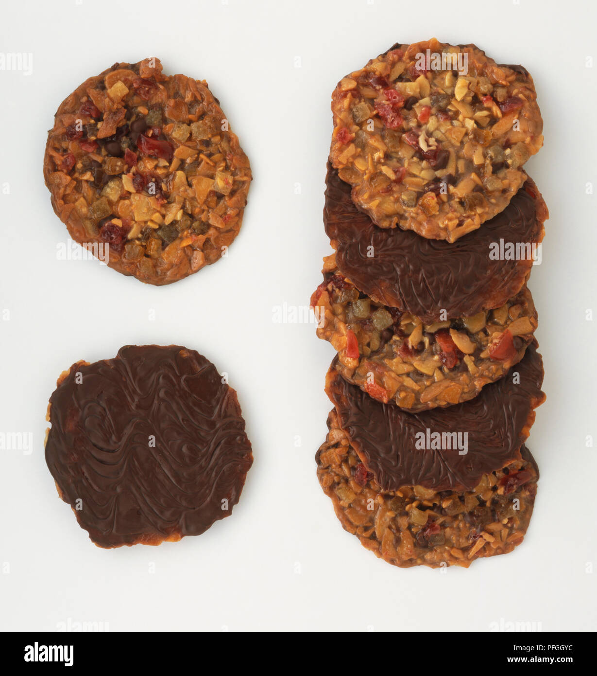 Haut fruité et chocolaté et dessous de biscuits florentins. Banque D'Images