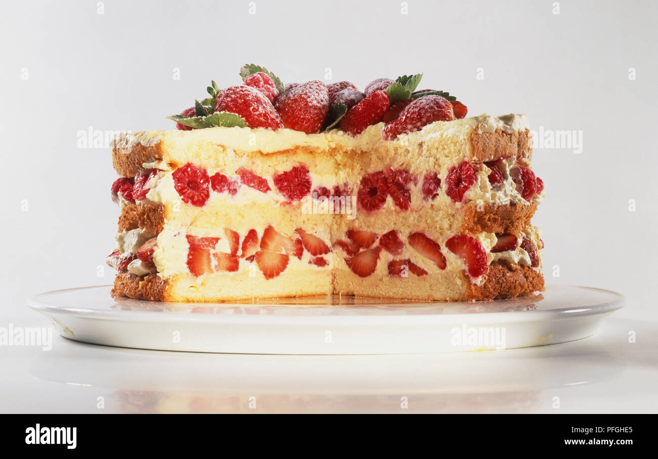 Biscuit De Savoie Gateau De Couches Dont La Tranche Retire Fraises Et Framboises Niche Entre Couches De Gateau A La Creme Fruits Frais Et Laisse La Decoration De Haut Photo Stock