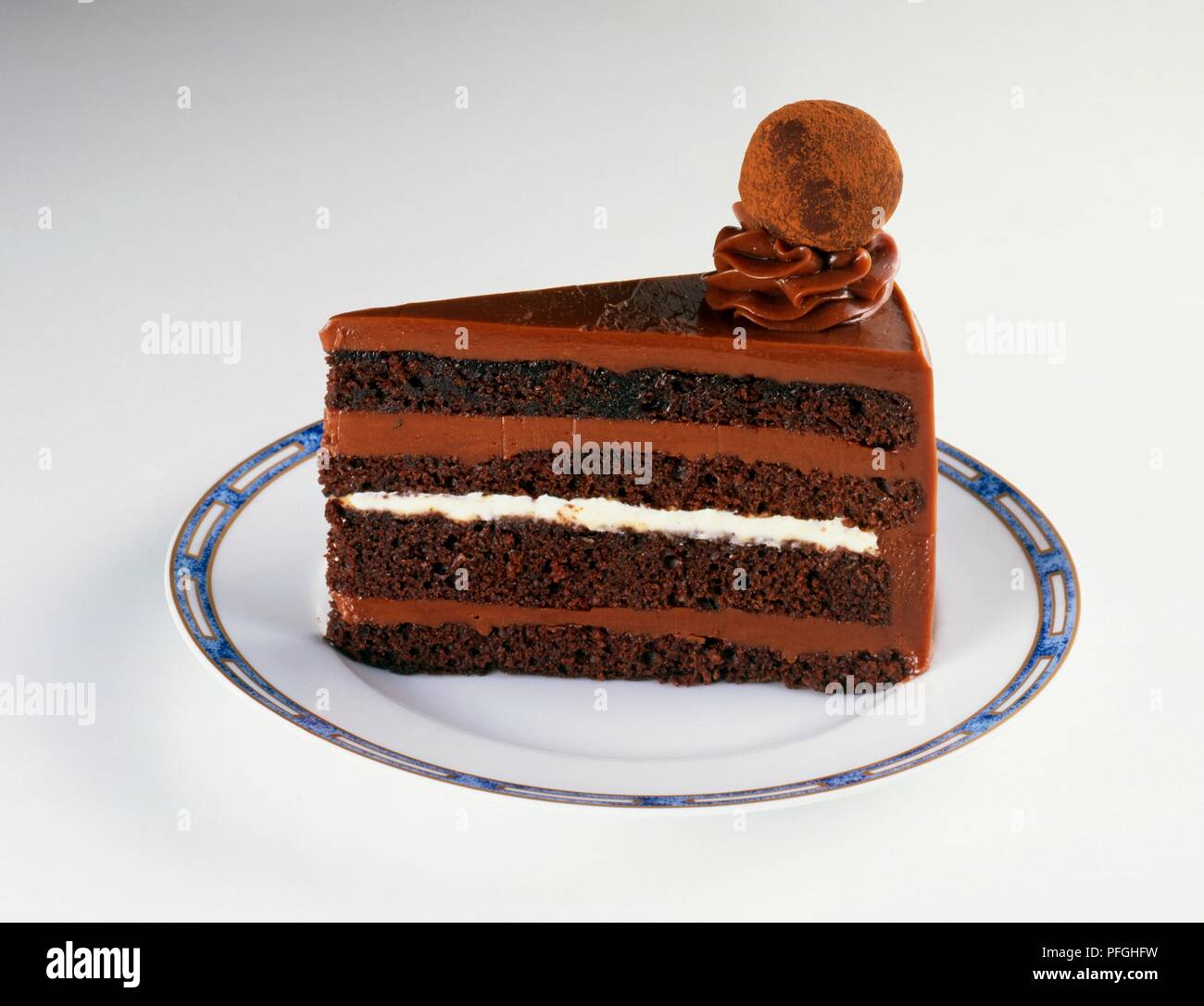 Tranche de gâteau truffe au chocolat sur la plaque Banque D'Images