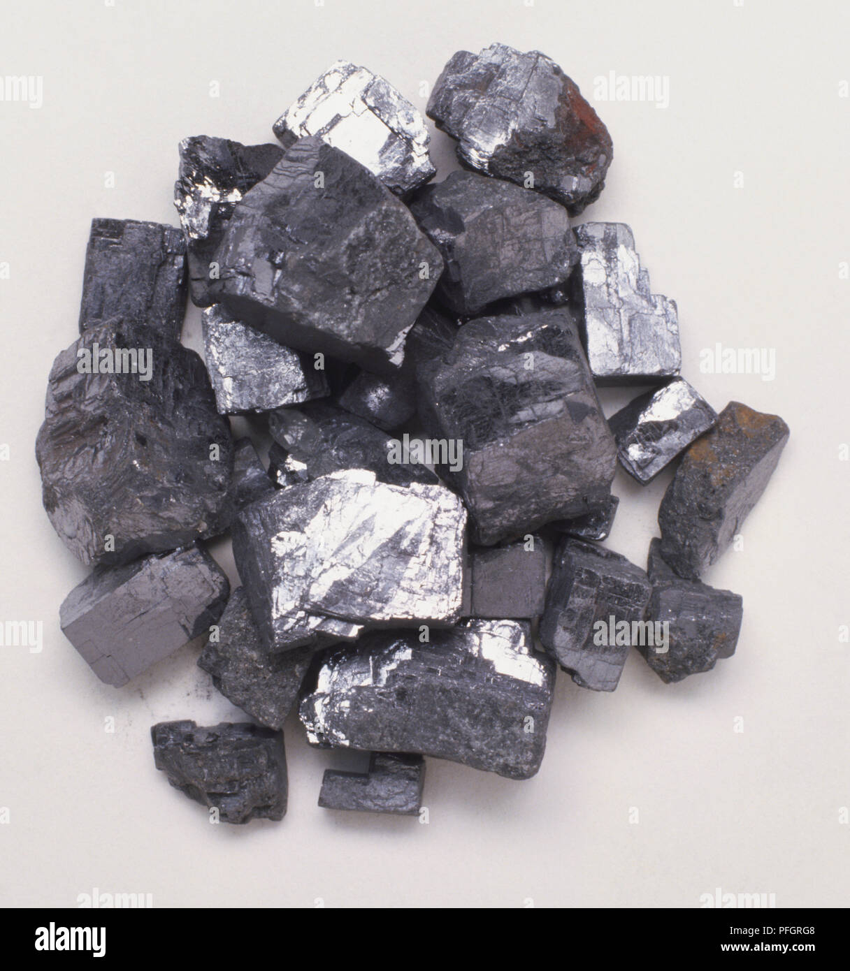 La pyrite de fer, FeS2, échantillon de sulfure de fer, ou l'or des fous du minerai. Banque D'Images