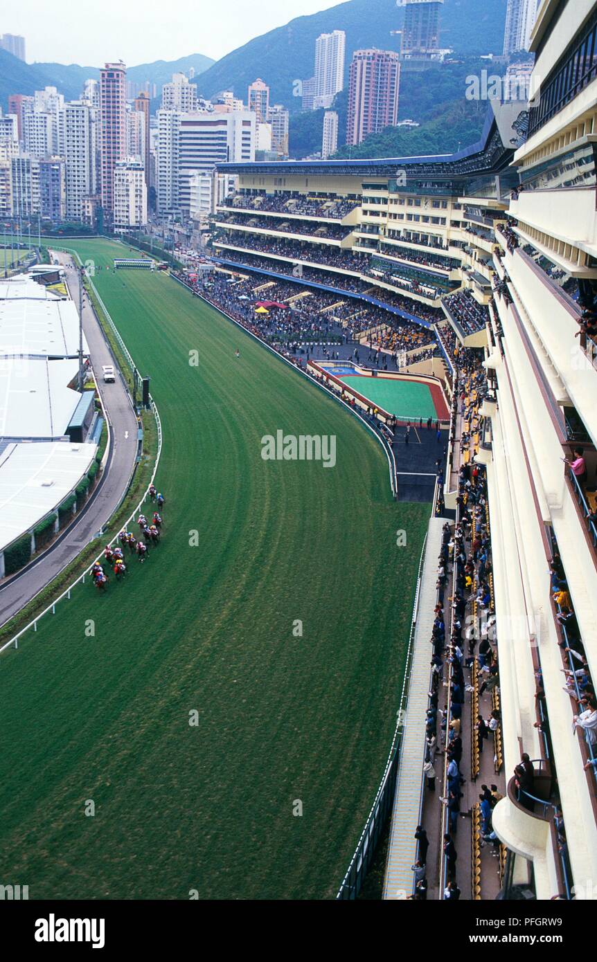 La Chine, Hong Kong, Happy Valley Racecourse, foules dans les stands de l'autodrome, vue plongeante sur l'hippodrome Banque D'Images