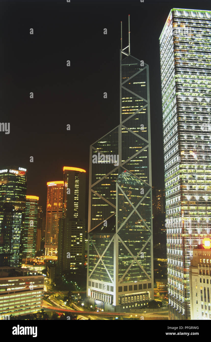 La Chine, Hong Kong, Central Statue Square, éclairée au néon, angulaires, Bank of China Tower entouré de gratte-ciel Banque D'Images