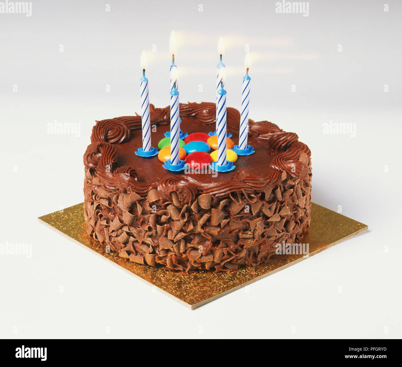 Gateau Au Chocolat Avec Six Bougies Allumees Sur Elle Photo Stock Alamy