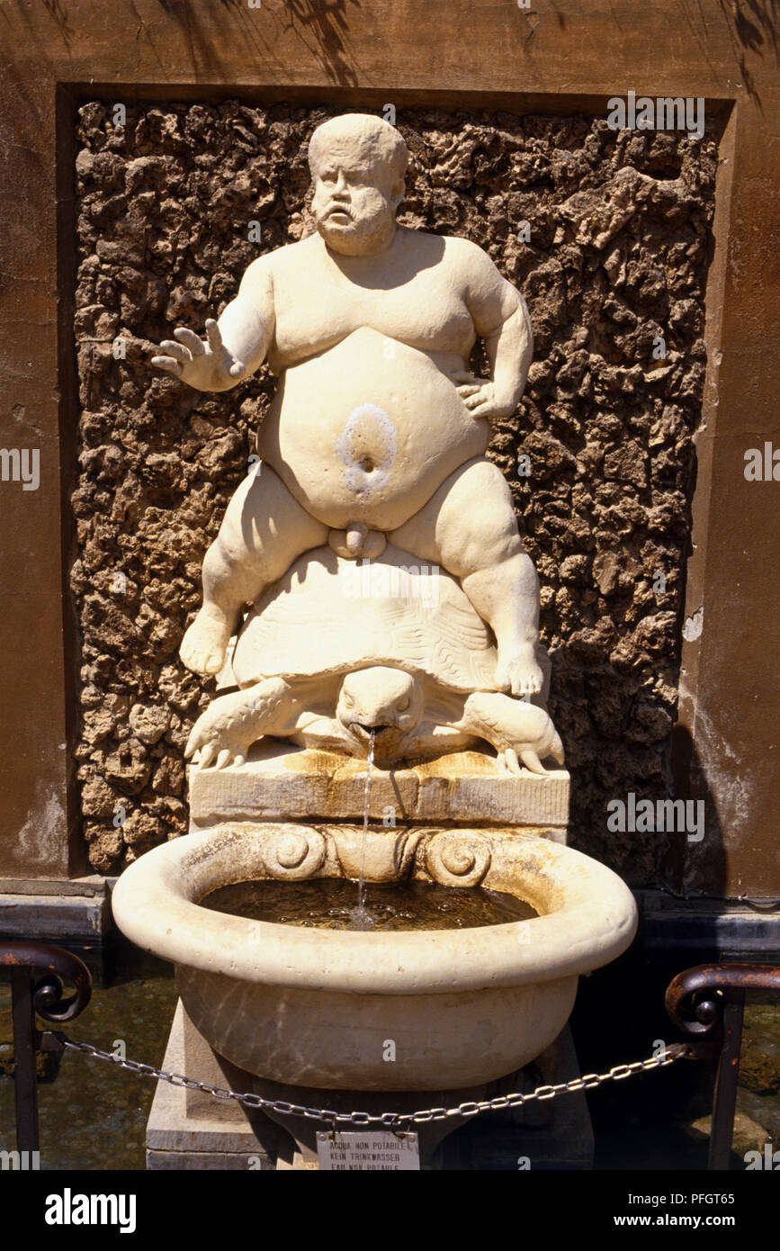 Italie, Florence, Jardins de Boboli, montrant la fontaine Bacchus dieu du vin romain à cheval sur une tortue. Banque D'Images