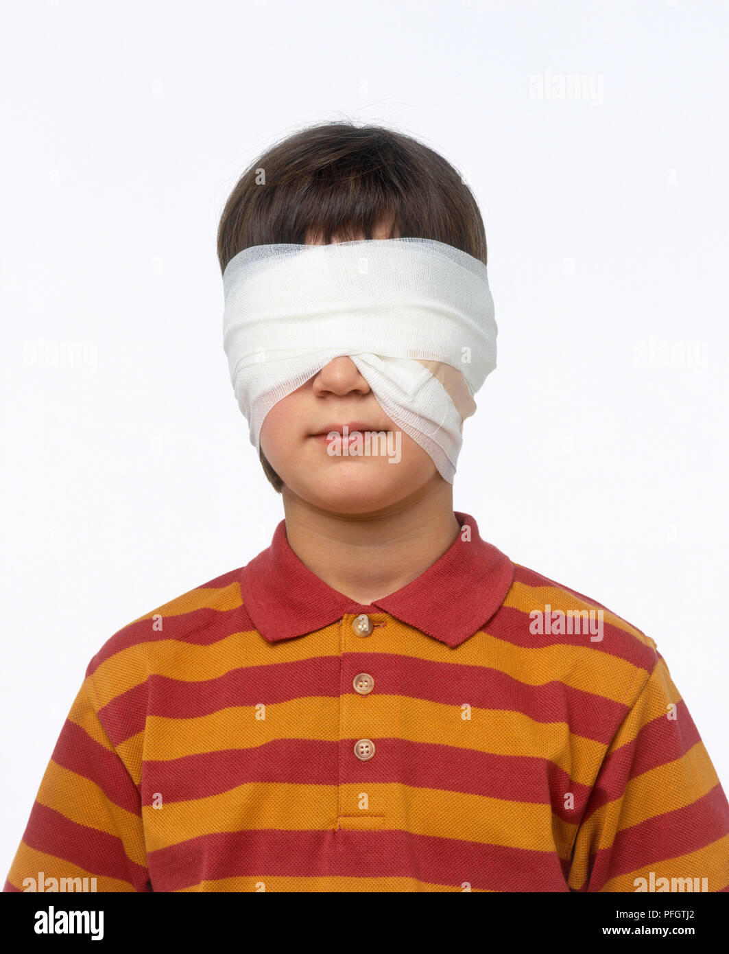 Garçon avec des bandages autour des yeux Photo Stock - Alamy