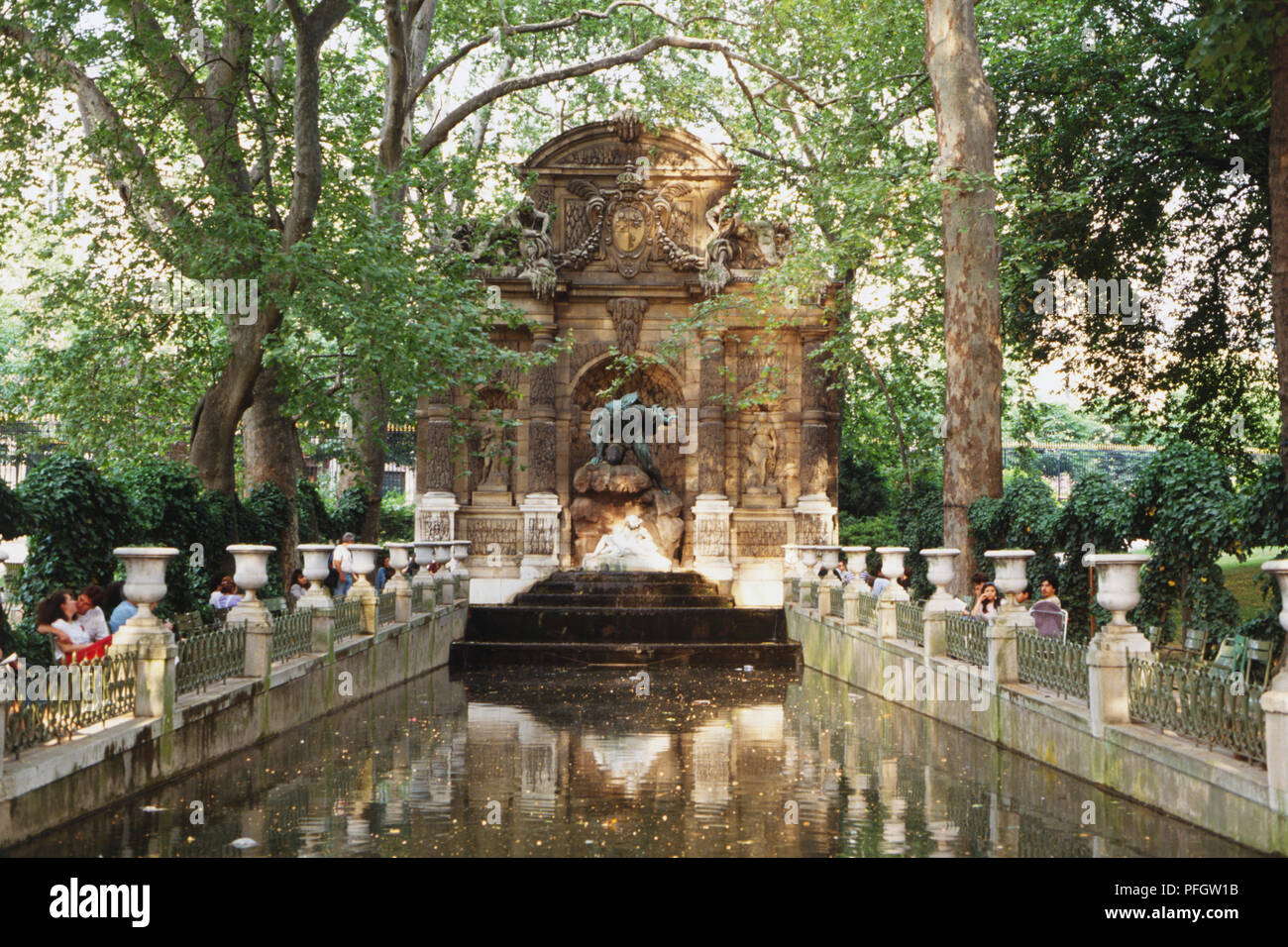 France, Paris, Fontaine de Medicis, fontaine entourée de verdure avec Polyphème exprimés en bronze foncé sur Acis et Galatea sculptée dans le marbre blanc. Banque D'Images