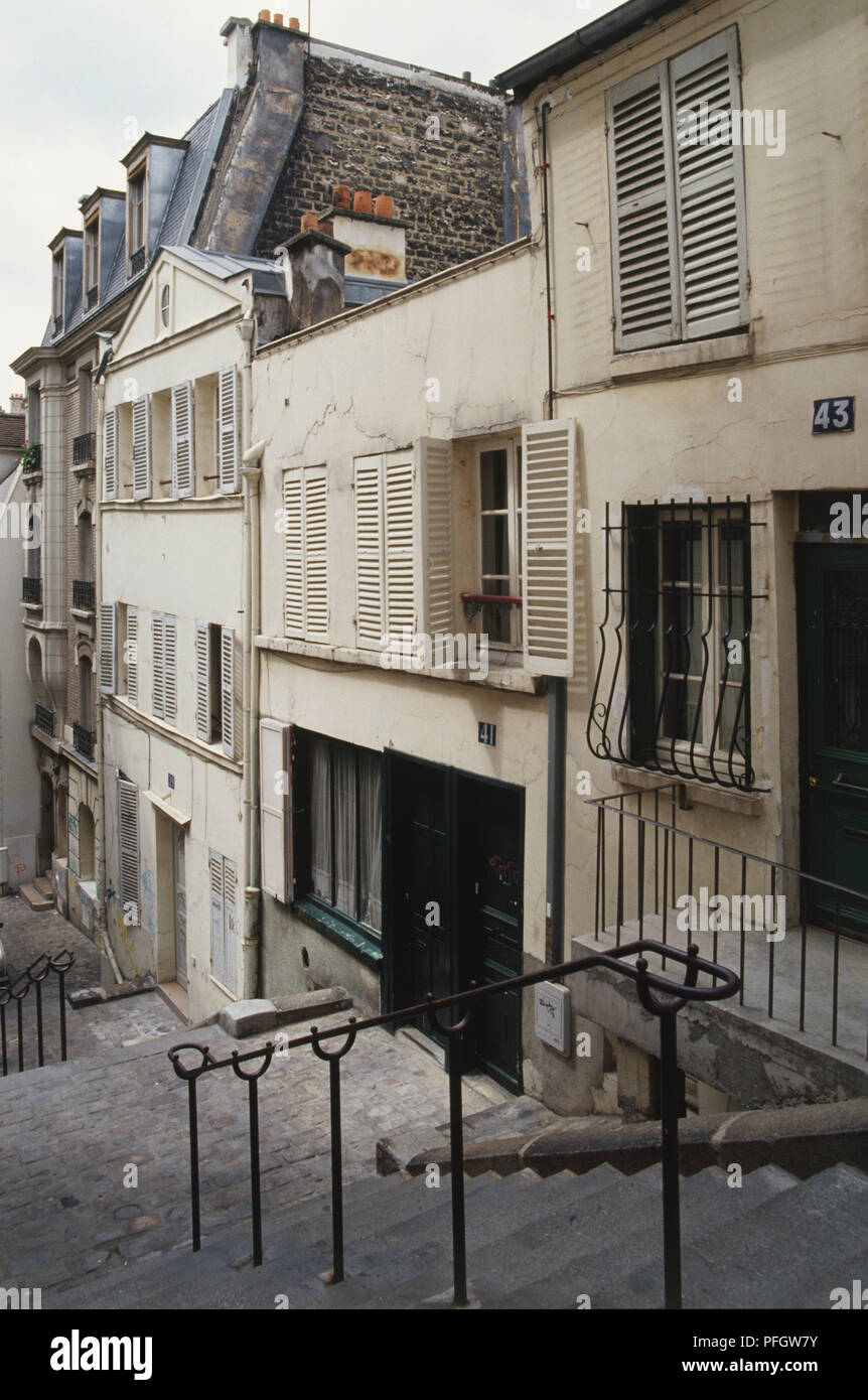 France, Paris, Montmartre, rue André Antoine, Français bâtiments résidentiels avec escalier, maisons annexes de rue en pente. Banque D'Images