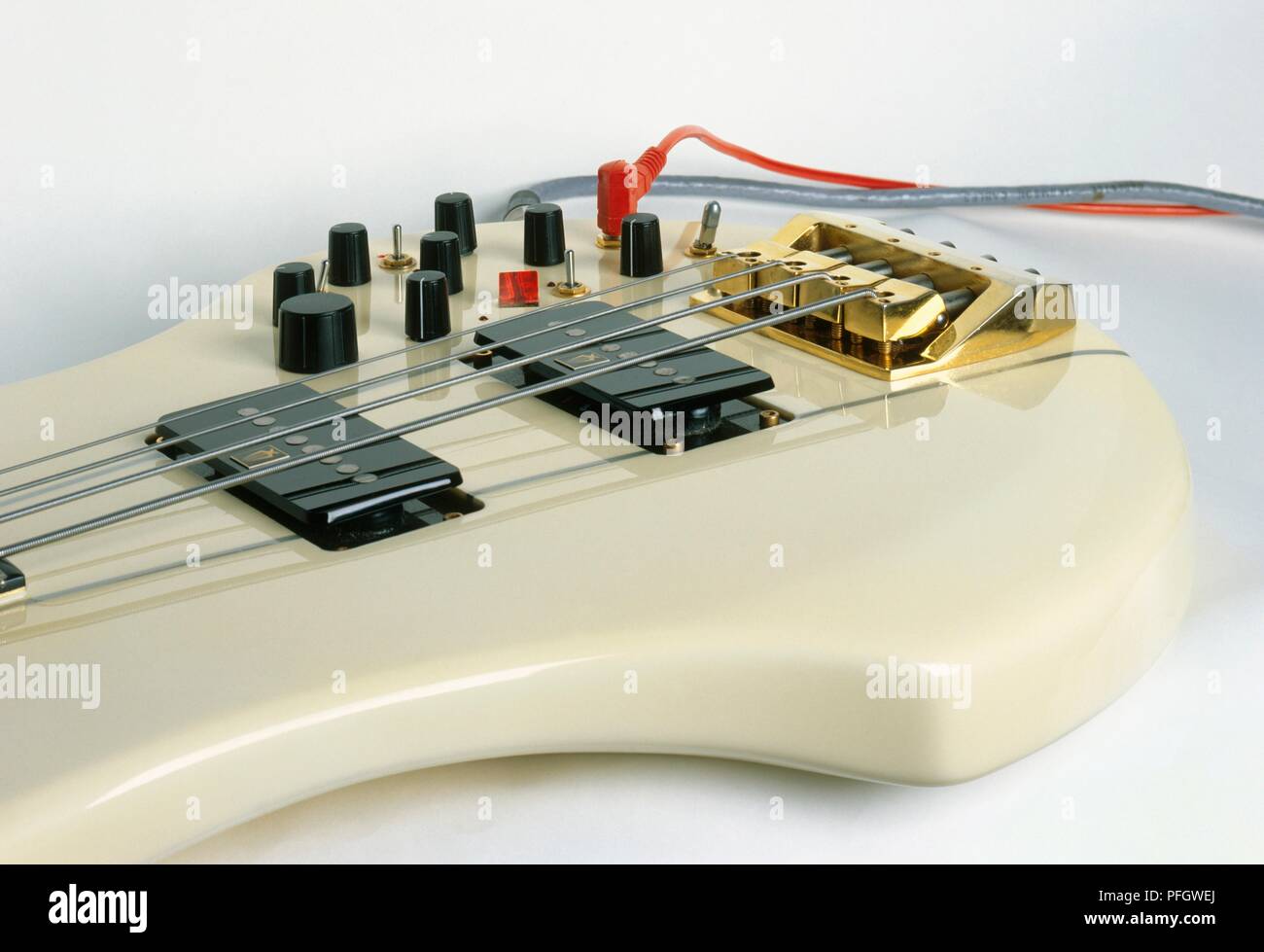 1984 Vigier Arpege Nautilus guitare basse avec différents paramètres de  contrôle Photo Stock - Alamy