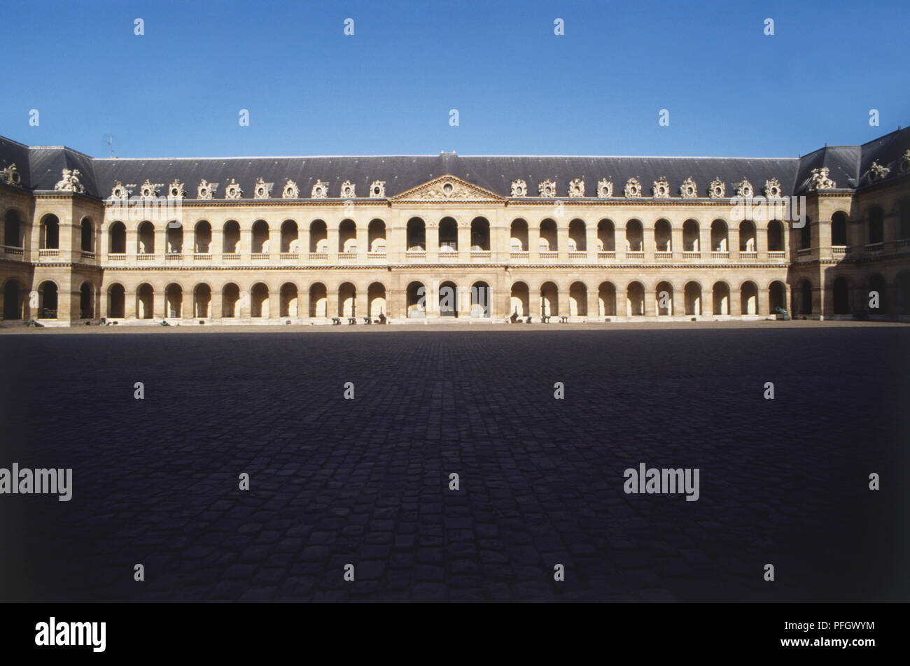 France, Paris, façade de Musée de l'Armée aux Invalides, bâtiment avec colonnade voûtée. Banque D'Images