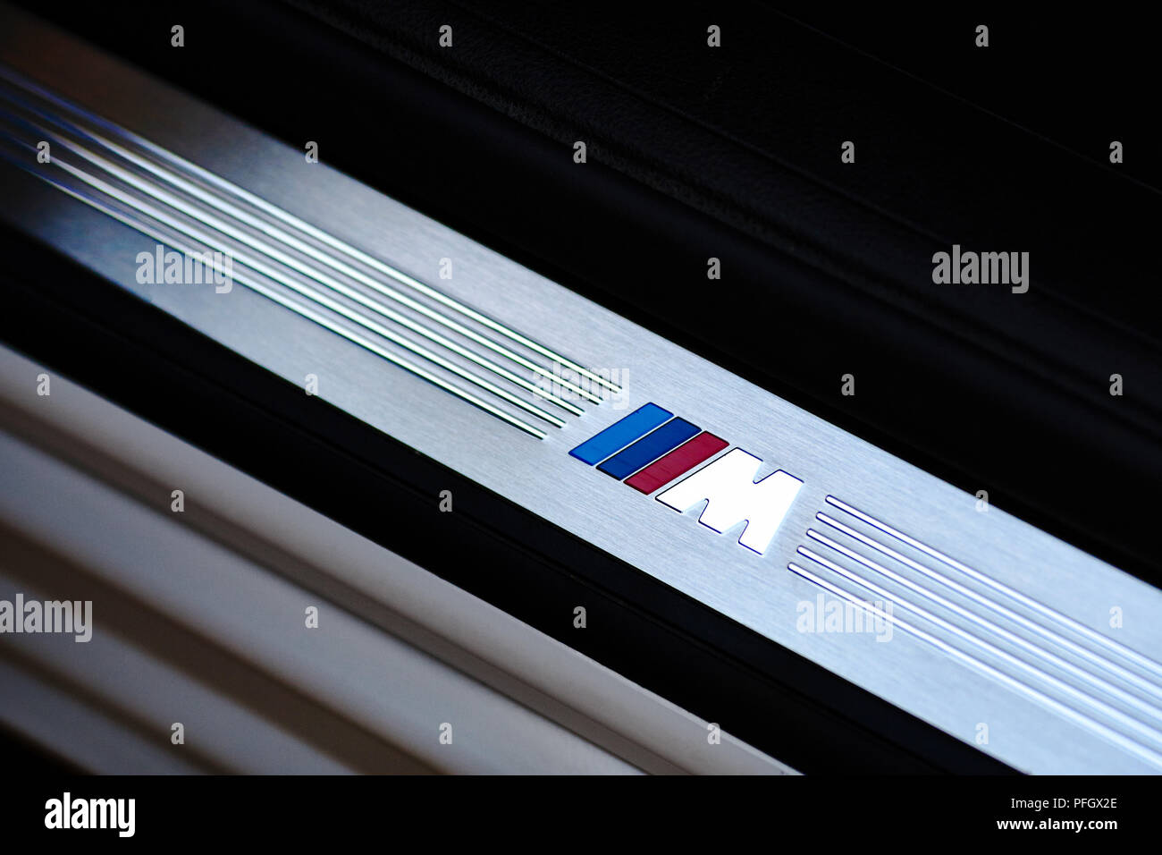 Minsk, Bélarus, le 6 mai 2013 : symbole de la BMW M sur le seuil en BMW 750 Li xDrive. L'insigne de la série M de BMW. Banque D'Images
