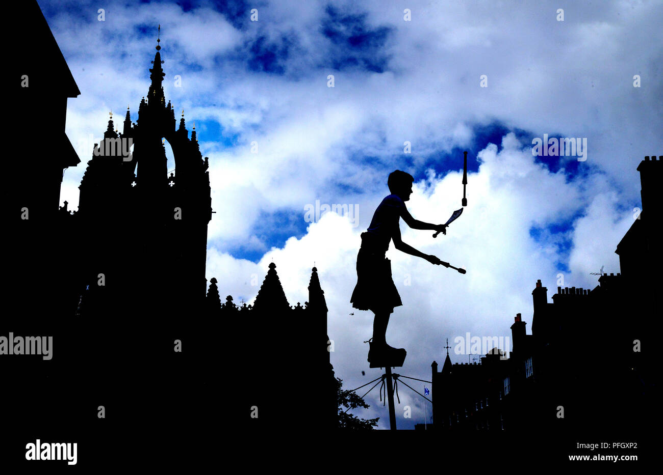 Un artiste de rue pour une foule recueillie sur Edinburgh's Royal Mile au cours de l'Edinburgh Festival Fringe Banque D'Images