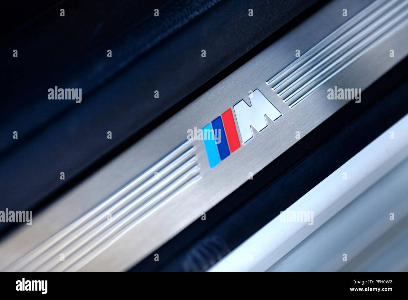 Minsk, Bélarus, le 6 mai 2013 : symbole de la BMW M sur le seuil en BMW 750 Li xDrive. L'insigne de la série M de BMW. Banque D'Images